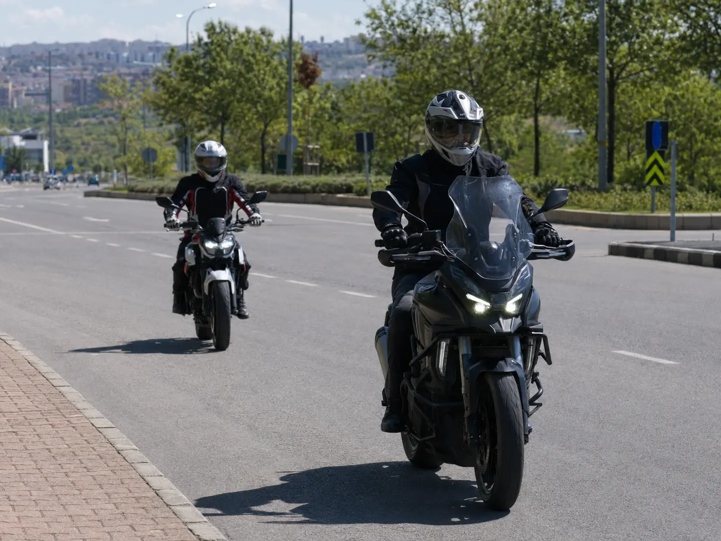 Ankara'da eğitmen eşliğinde yol sürüşü yapan iki motosikletli